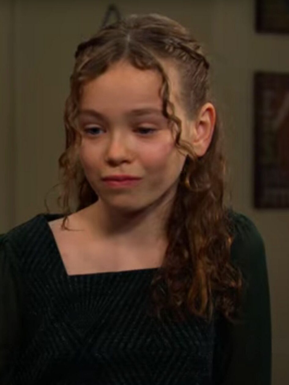 Rachel sorri enquanto dá conselhos a Thomas sobre Days of Our Lives durante a semana de 13/10/25