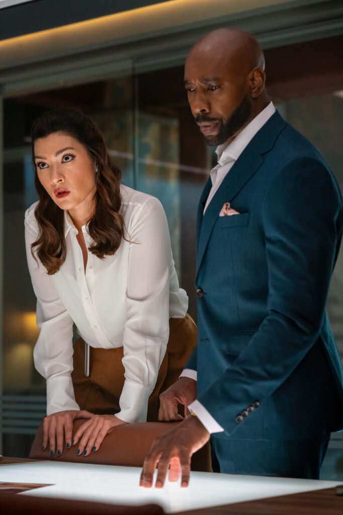 Watson et Sasha examinent les choses sur Watson Saison 2 Episode 4