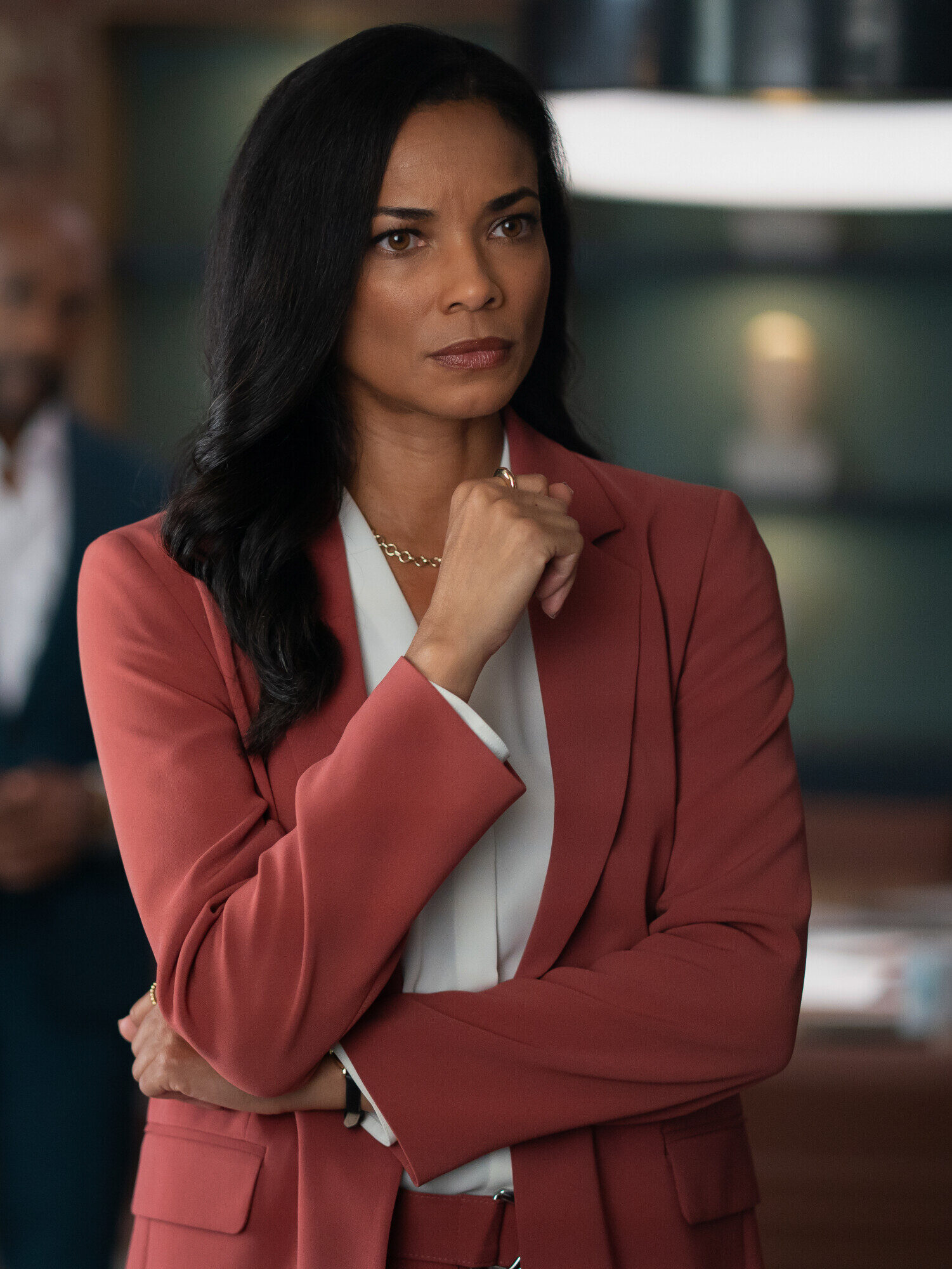 Mary considère les faits lors d'une apparente pandémie dans Watson Saison 2 Épisode 4