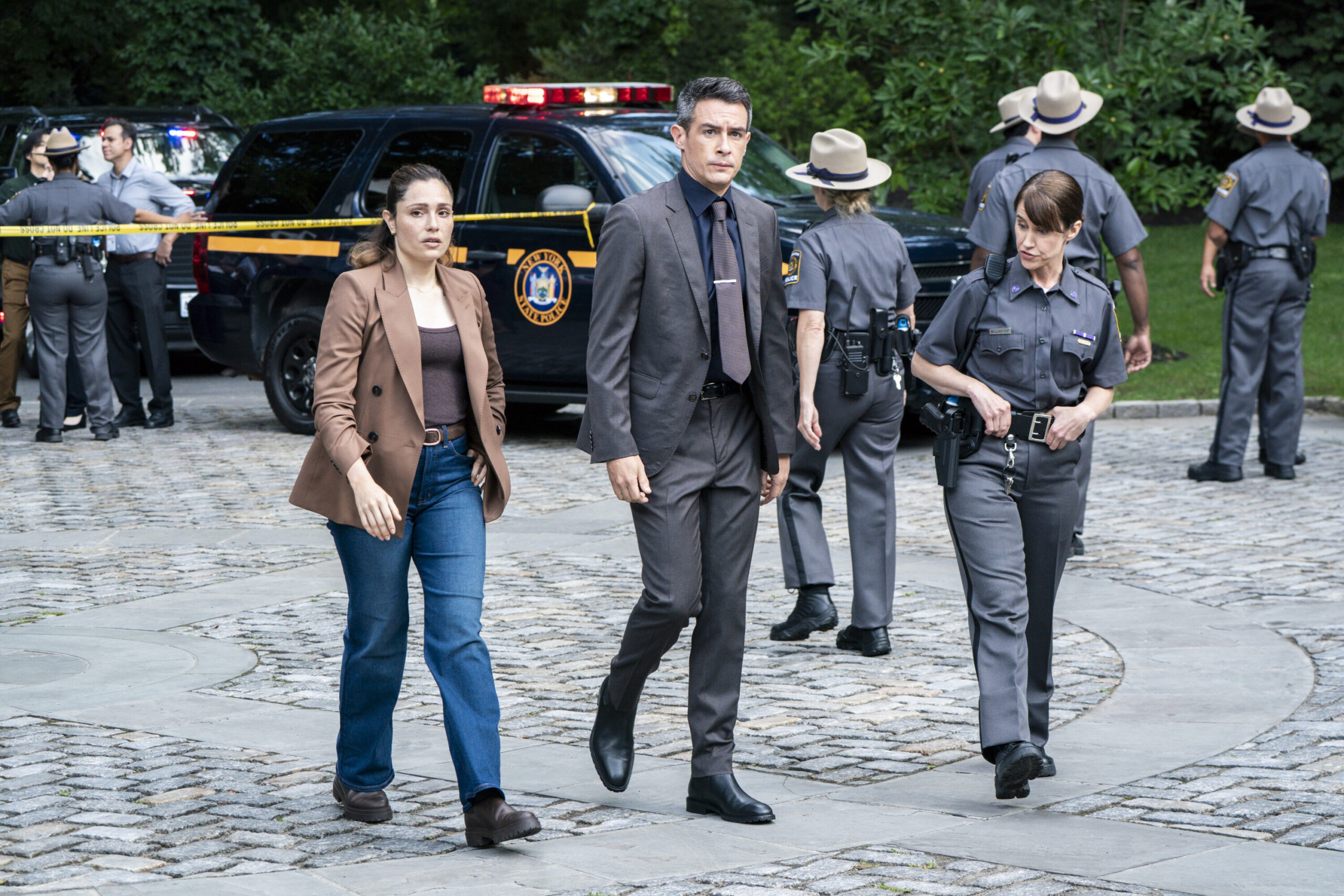 Scola e Ramos si avvicinano alla scena del crimine in FBI Seaso 8 Episode 4