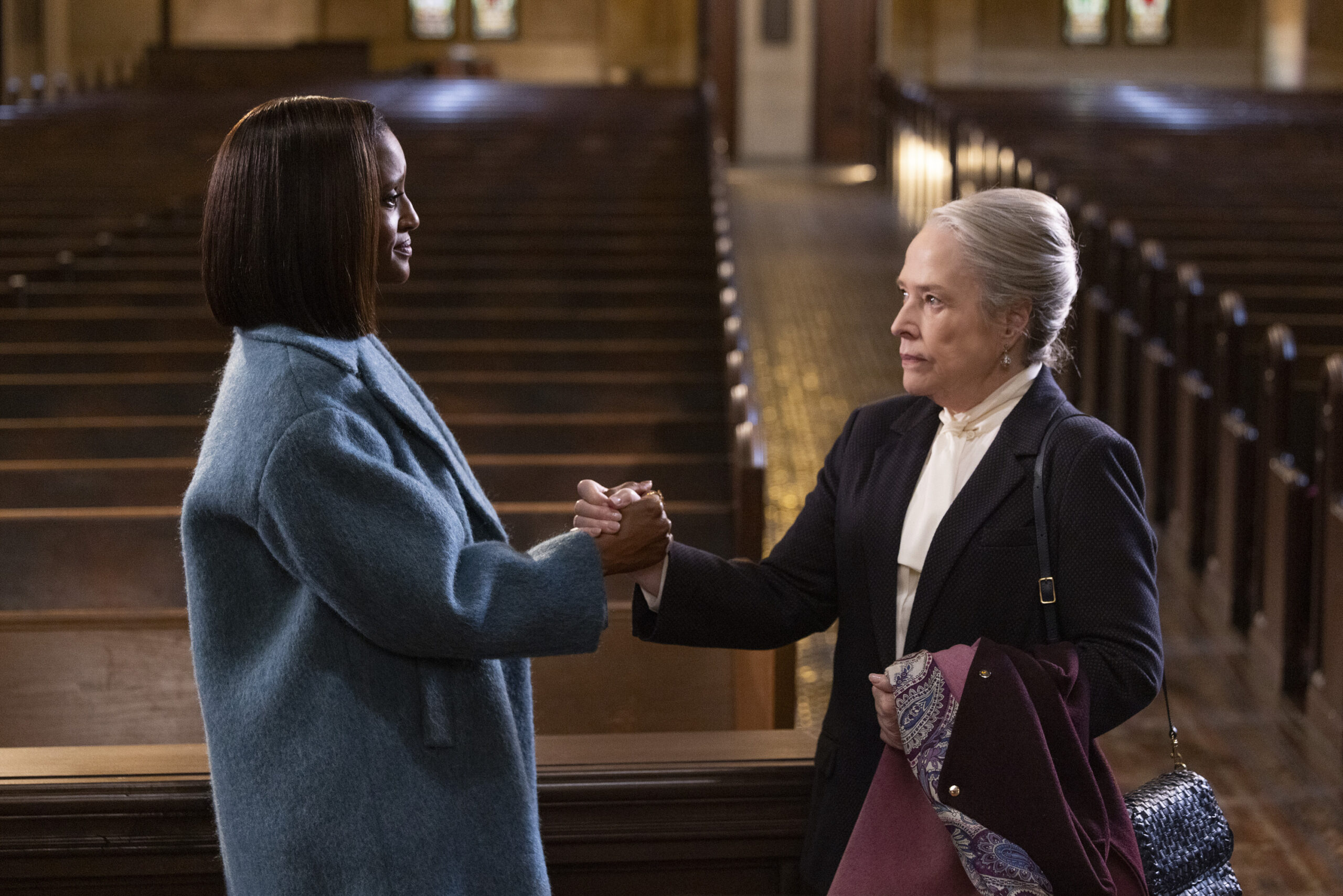 Matty e Olympia apertam as mãos no episódio 6 da 2ª temporada de Matlock