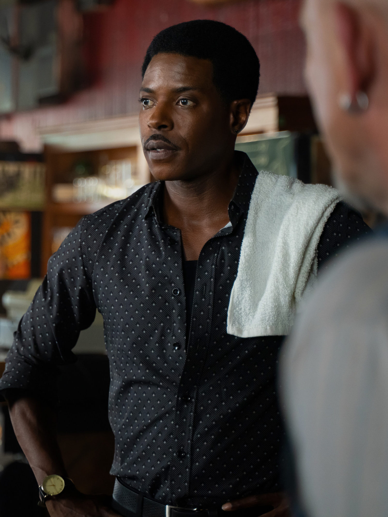 Watson e Shinwell parlano con un altro musicista nell'episodio 7 della seconda stagione di Watson