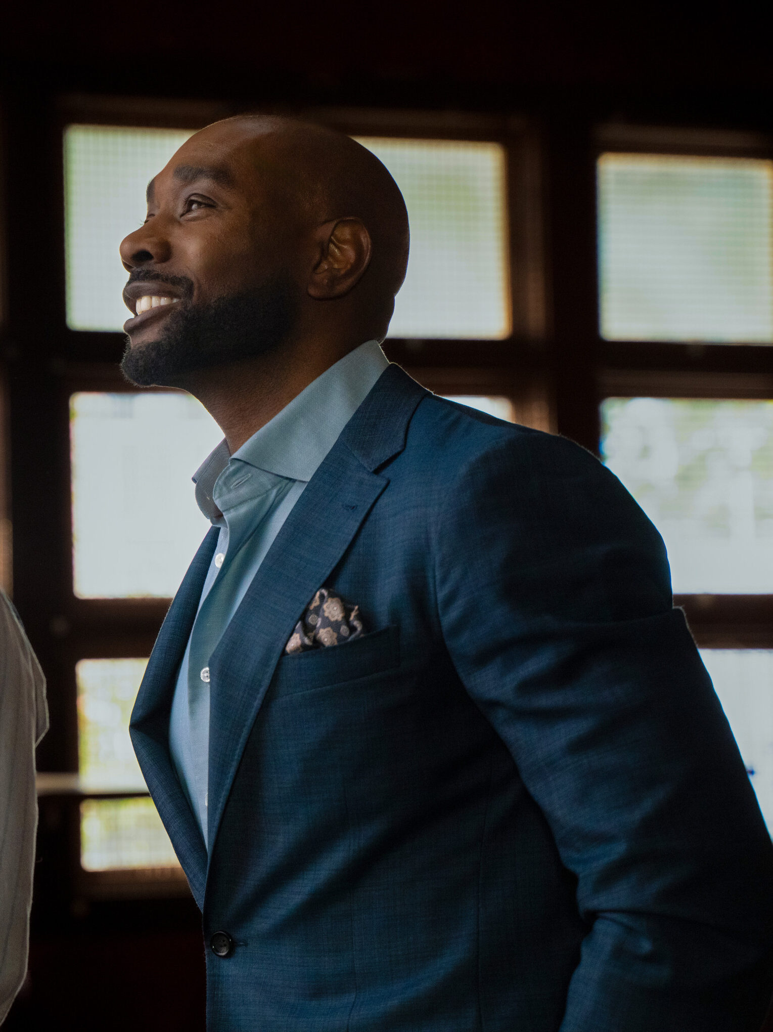 Watson sorride mentre guarda qualcosa nell'episodio 7 della stagione 2 di Watson