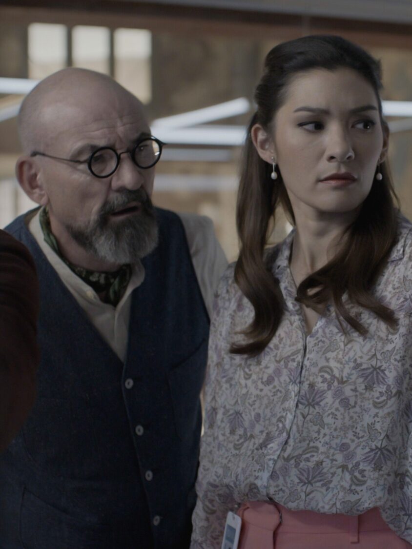 Ritchie Coster como Shinwell Johnson, Inga Schlingmann como Dra. Sasha Lubbock e Eve Harlow como Dra.