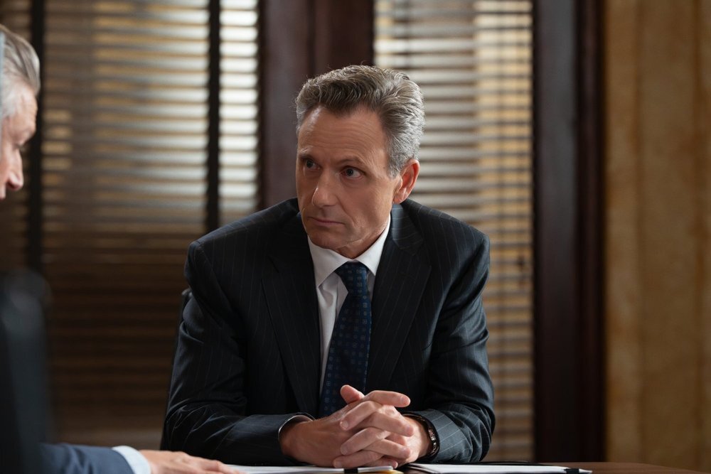 Baxter intstructs Carisi on Law & Order: SVU Season 27 Episode 7
