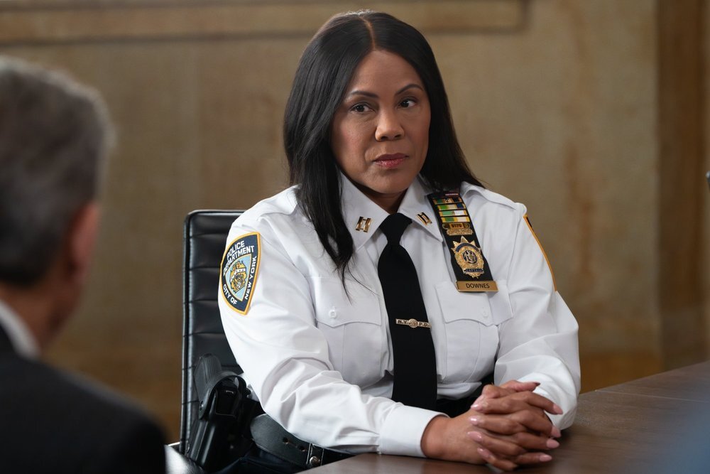 A cop talks to Baxter on Law & Order: SVU Season 27 Episode 7