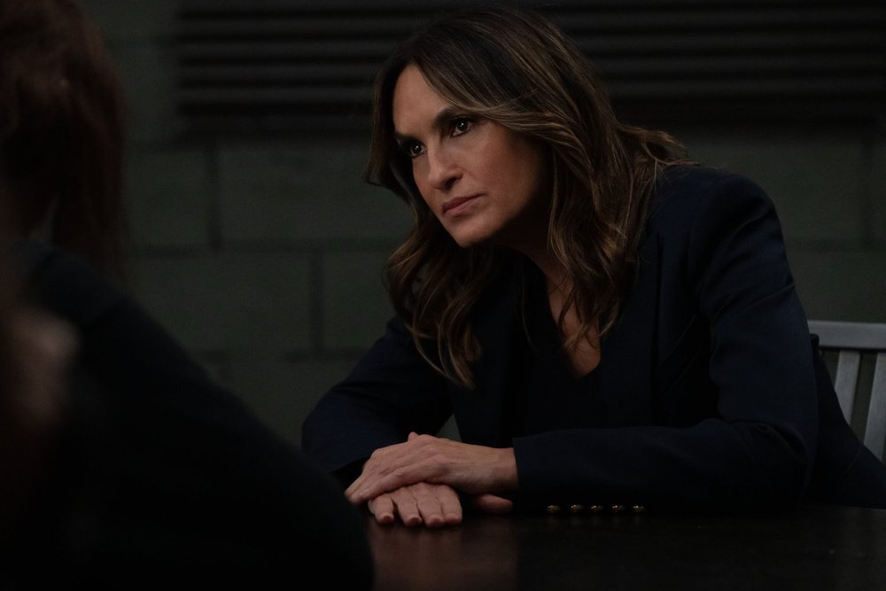 Benson leans forward to listen on Law & Order: SVU Season 27 Episode 7
