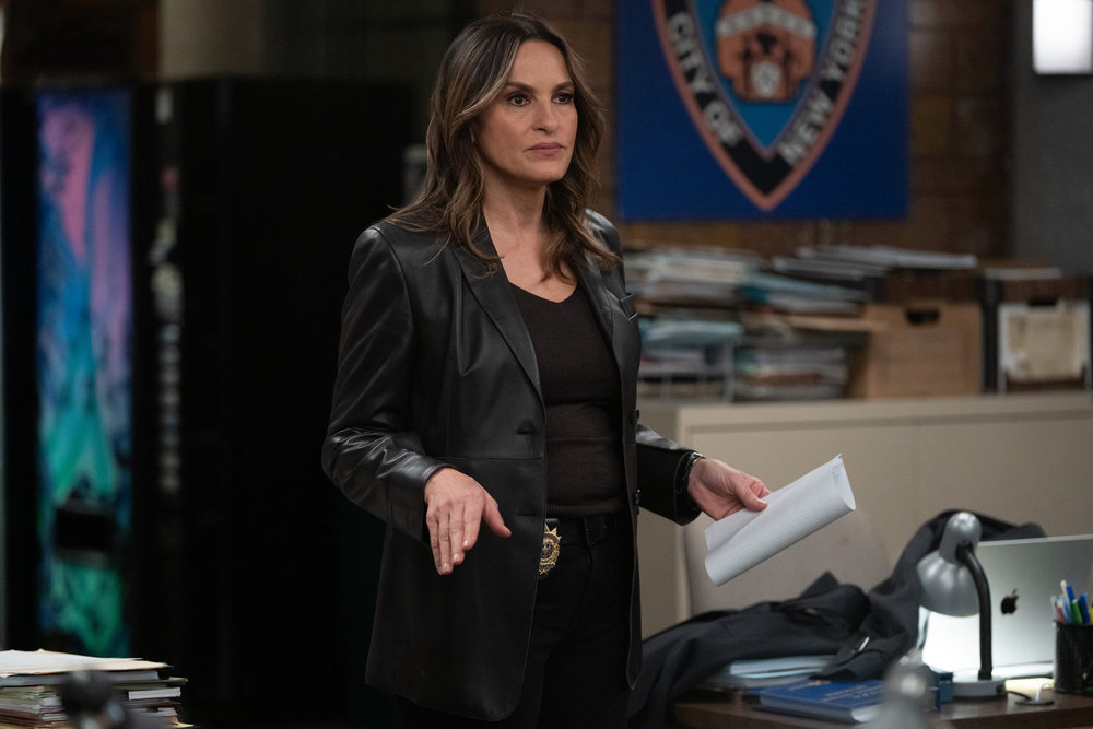 Benson gives a briefing on Law & Order: SVU Season 27 Episode 8