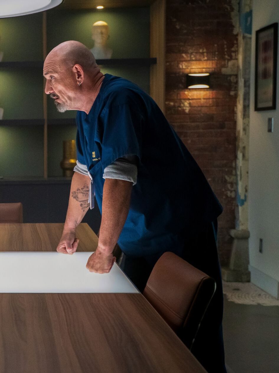 Watson et Shinwell discutent d'une maladie mystérieuse dans l'épisode 4 de la saison 2 de Watson