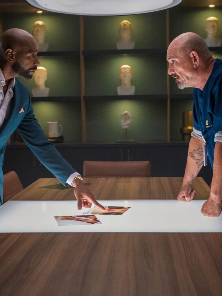 Watson e Shinwell discutem uma doença misteriosa no episódio 4 da 2ª temporada de Watson