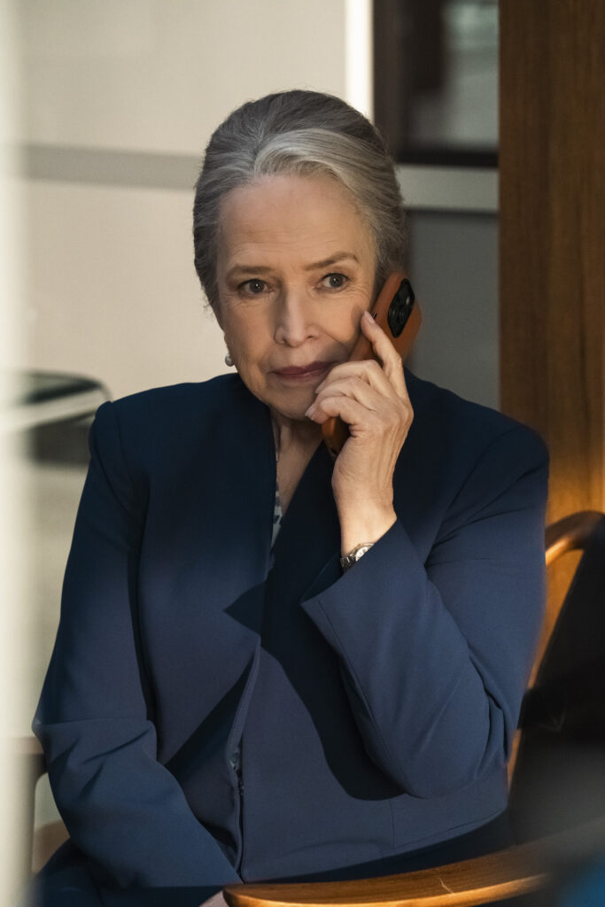 Matty atende um telefonema no episódio 7 da 2ª temporada de Matlock