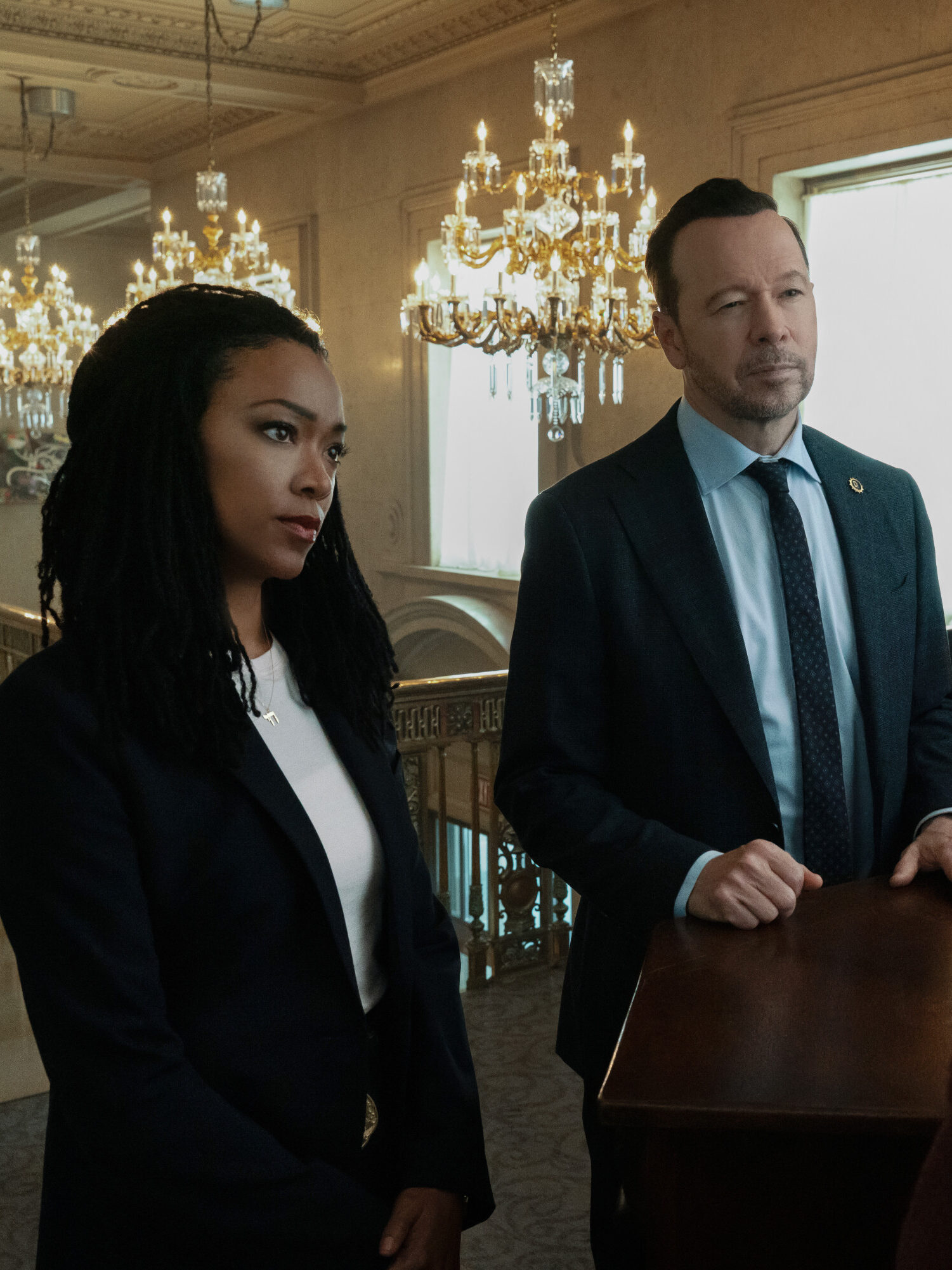 Danny y Lena interrogan a una mujer en un elegante edificio en Boston Blue Temporada 1 Episodio 7