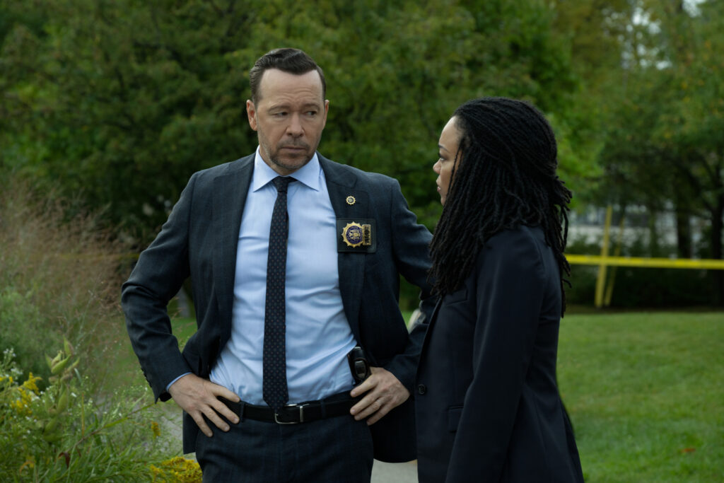 Danny y Lena discuten el caso en una escena del crimen de aspecto muy verde en Boston Blue Temporada 1 Episodio 7