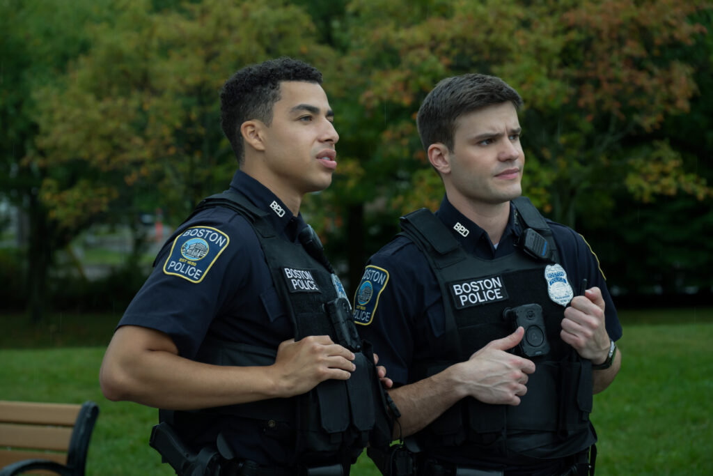 Sean y Jonah parados en un parque en Boston Blue Temporada 1 Episodio 7