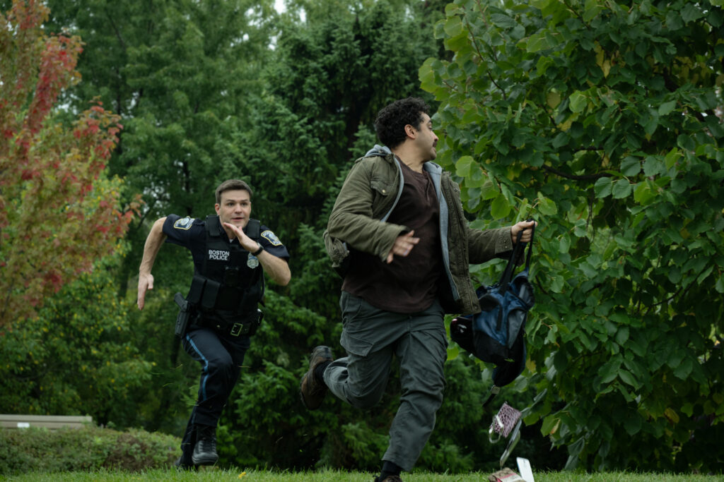 Sean persigue a un sospechoso en Boston Blue Temporada 1 Episodio 7