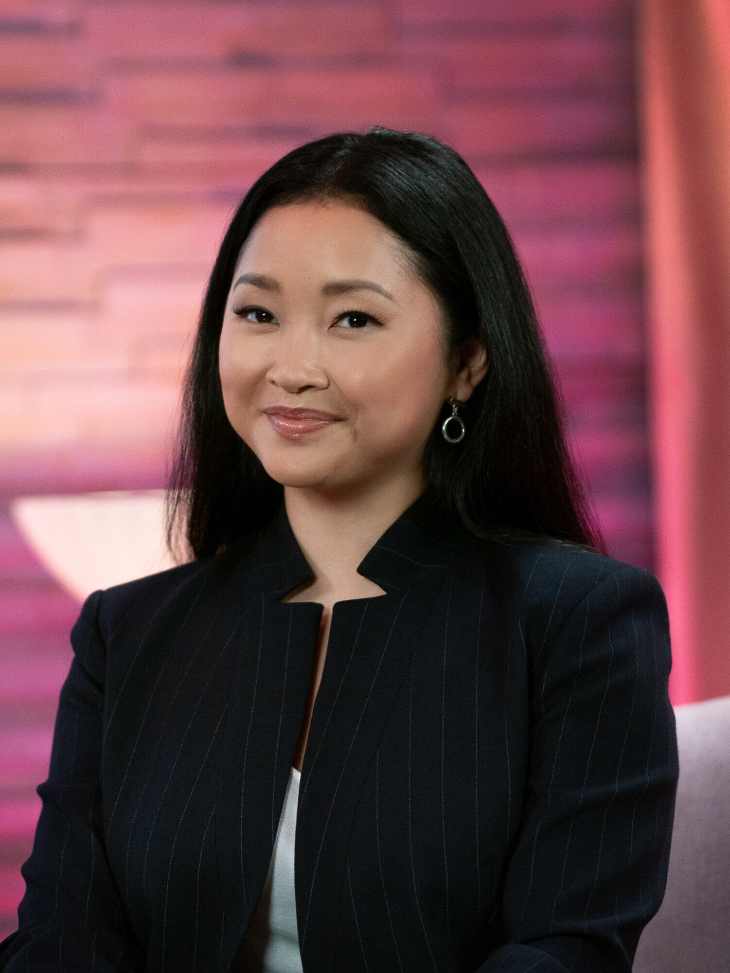 Peyton goes on a podcast on Elsbeth Season 3 Episode 8